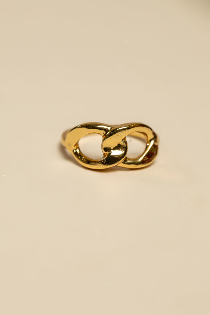 Chain links statement ring